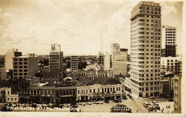 Cartão postal que destaca o Edifício do Louvre Hotel na década de 1950.