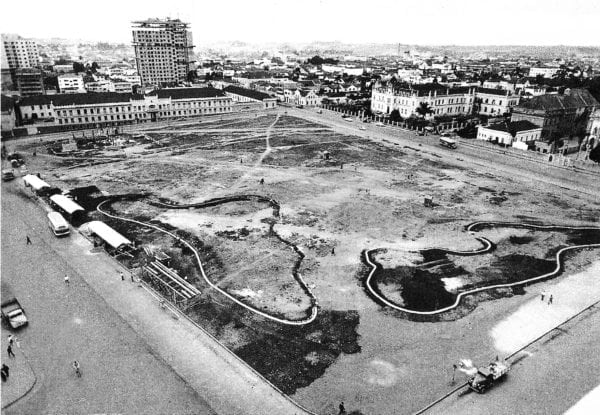 Praça Rui Barbosa em 1955. Ao fundo, o Edifício Dr. João Cândido em construção.