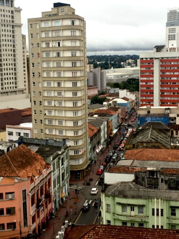 Imagem 1 legenda Edifício José Correia de Freitas em 2017. Referência Fotografia: Elizabeth Amorim de Castro. Imagem 2 legenda Anúncio de venda dos apartamentos do Edifício José Correia de Freitas em 1952. Referência GAZETA DO POVO. Curitiba: 3 de abril de 1952. Ano XXXIV, n° 9.525. p. 7.