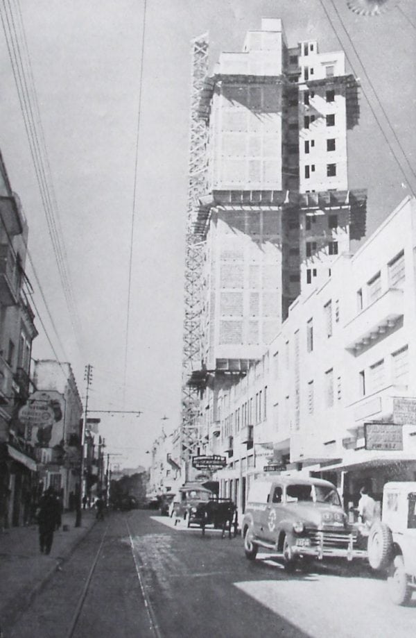 Rua São Francisco em 1952, ao fundo o Edifício Rosa ngela Perrone em construção.