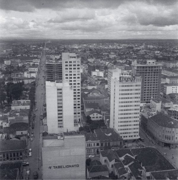 Panorâmica do centro de Curitiba na década de 1950. À direita, o Edifício Pedro Demeterco.