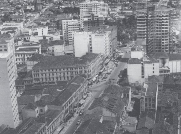 Panorâmica da Rua XV de Novembro na década de 1950. À direita, o Edifício do Hotel Del Rey em construção.