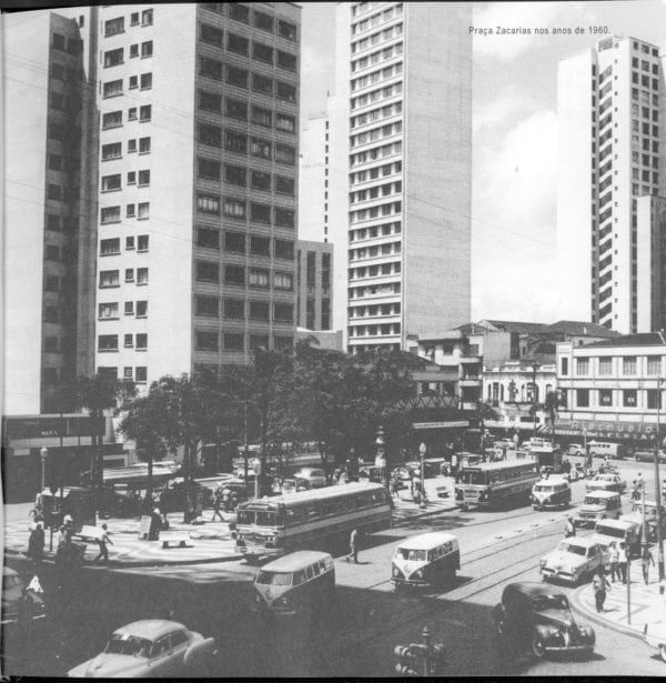 Praça Zacarias na década de 1950. Ao fundo, no centro, o Edifício Santa Maria.