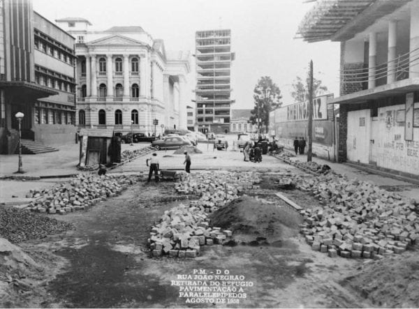 Edifício Imperador em construção no ano de 1958.