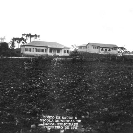 Posto de Saúde (centro) e Escola Municipal de Santa Felicidade (à direita) em 1943.