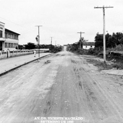 Rua Vicente Machado e, à esquerda, o Grupo Escolar Júlia Wanderley em 1950.