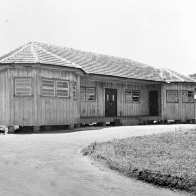 Pavilhão inicial com salas de aula e administração da Escola de Trabalhadores Rurais de Campo Comprido em 1942.