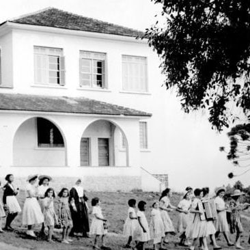 Meninas internas e Filhas de Caridade no Lar Escola Hermínia Lupion em 1957.