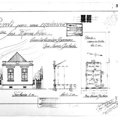 1 - GASTÃO CHAVES & CIA. Projecto de uma residência para as Srnas. Marina Nelson e Cassilda Cornelsen Grossmann. Plantas do pavimento térreo e de implantação, corte e fachada frontal apresentados em uma prancha. Microfilme digitalizado. Acervo: Arquivo Público Municipal de Curitiba.