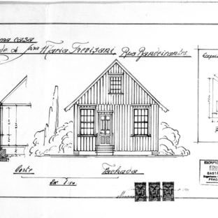 1 - GASTÃO CHAVES & CIA. Projecto de casa para Snra. Maria Trevisani à Rua Bandeirantes. Plantas do pavimento térreo e de implantação, corte e fachada frontal apresentados em uma prancha. Microfilme digitalizado. Acervo: Arquivo Público Municipal de Curitiba.