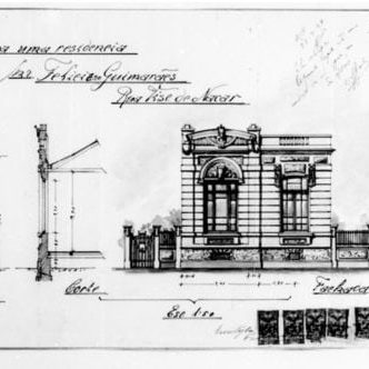 1 - GASTÃO CHAVES & CIA. Projecto para uma residência para o Snr. Feliciano Guimarães, à Rua Visconde de Nacar. Plantas do pavimento térreo e de implantação, corte e fachada frontal apresentados em uma prancha. Microfilme digitalizado. Acervo: Arquivo Público Municipal de Curitiba.