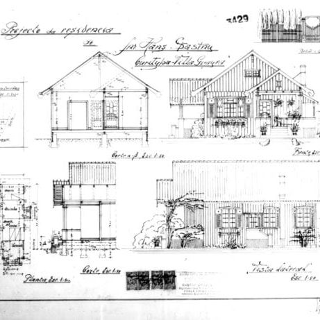 1 - GASTÃO CHAVES & CIA. Projecto de uma residência para o Snr. Hans Sastny na Villa Guayra. Plantas do pavimento térreo e de implantação, cortes e fachadas frontal e lateral apresentados em uma prancha. Microfilme digitalizado. Acervo: Arquivo Público Municipal de Curitiba.