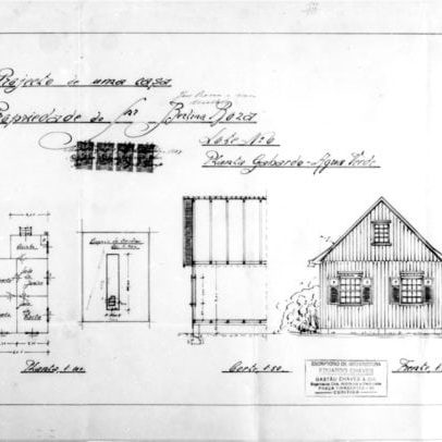 1 - GASTÃO CHAVES & CIA. Projecto de casa para a Snra. Berlina Roza. Plantas do pavimento térreo e de implantação, corte e fachada frontal apresentados em uma prancha. Microfilme digitalizado. Acervo: Arquivo Público Municipal de Curitiba.