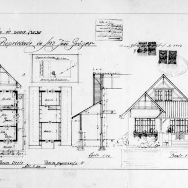 1 - GASTÃO CHAVES & CIA. Projecto de casa para o Snr. João Gröger. Plantas dos pavimentos térreo e superior e de implantação, corte e fachada frontal apresentados em uma prancha. Microfilme digitalizado. Acervo: Arquivo Público Municipal de Curitiba.