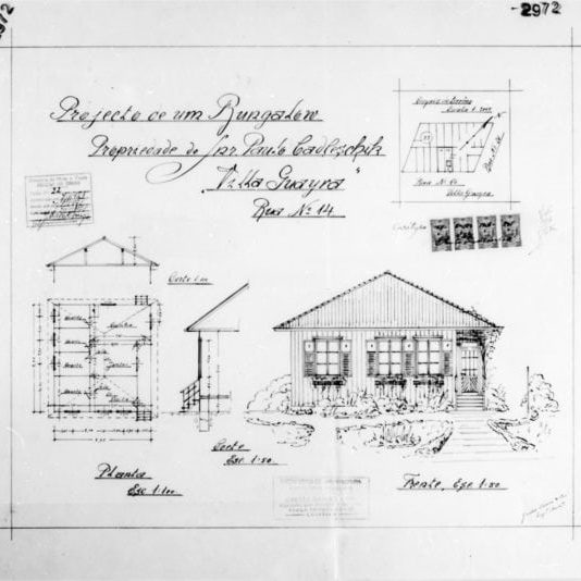 1 - GASTÃO CHAVES & CIA. Projecto de Bungalow para o Snr. Paulo Godleschik na Villa Guayra. Planta do pavimento térreo e de implantação, corte e fachadas frontal e lateral apresentados em uma prancha. Microfilme digitalizado. Acervo: Arquivo Público Municipal de Curitiba.