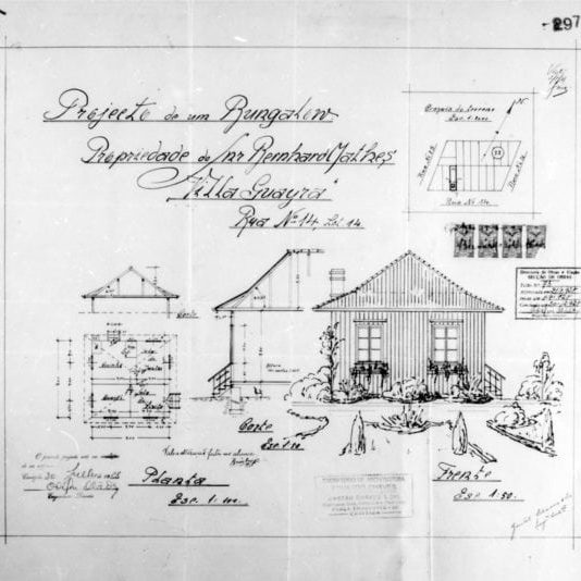 1 - GASTÃO CHAVES & CIA. Projecto de Bungalow para o Snr. Remhardt Mathers na Villa Guayra. Planta do pavimento térreo e de implantação, corte e fachadas frontal e lateral apresentados em uma prancha. Microfilme digitalizado. Acervo: Arquivo Público Municipal de Curitiba.