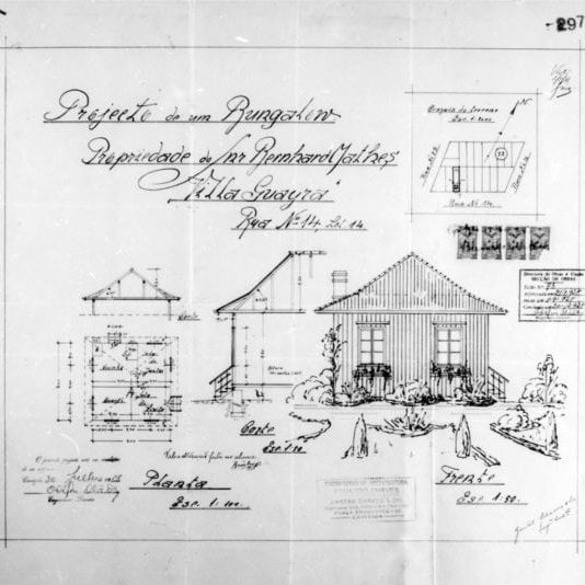 1 - GASTÃO CHAVES & CIA. Projecto de Bungalow para o Snr. Remhardt Mathers na Villa Guayra. Planta do pavimento térreo e de implantação, corte e fachadas frontal e lateral apresentados em uma prancha. Microfilme digitalizado. Acervo: Arquivo Público Municipal de Curitiba.