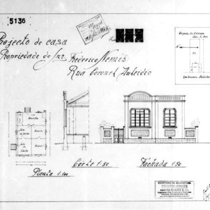 1 - GASTÃO CHAVES & CIA. Projecto de casa para o Snr. Frederico Nemes. Plantas do pavimento térreo e de implantação, corte e fachada frontal apresentados em uma prancha. Microfilme digitalizado. Acervo: Arquivo Público Municipal de Curitiba.