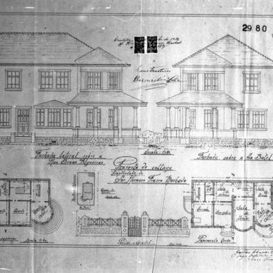 1 - GASTÃO CHAVES & CIA. Projecto de Cottage para o Snr. Hermano Franco Machado. Plantas do pavimento térreo e superior e de implantação, corte e fachadas frontal e lateral apresentados em uma prancha. Microfilme digitalizado. Acervo: Arquivo Público Municipal de Curitiba.