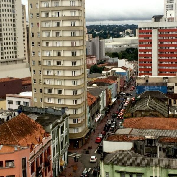 Imagem 1 legenda Edifício José Correia de Freitas em 2017. Referência Fotografia: Elizabeth Amorim de Castro. Imagem 2 legenda Anúncio de venda dos apartamentos do Edifício José Correia de Freitas em 1952. Referência GAZETA DO POVO. Curitiba: 3 de abril de 1952. Ano XXXIV, n° 9.525. p. 7.