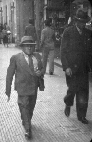 Eduardo Fernando Chaves passeando na Rua 15 de Novembro, 1938.