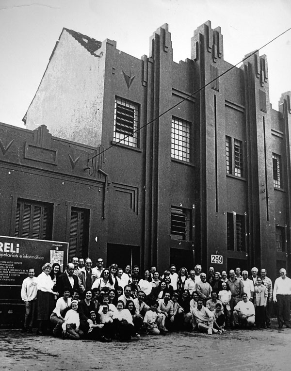 Alunos e ex-alunos em frente à Escola Israelita Brasileira Salomão Guelmann na entrega do
edifício e transferência da escola, 1975.
Acervo: Instituto Cultural Judaico  Brasileiro                                                                                                                      Bernardo Schulman.